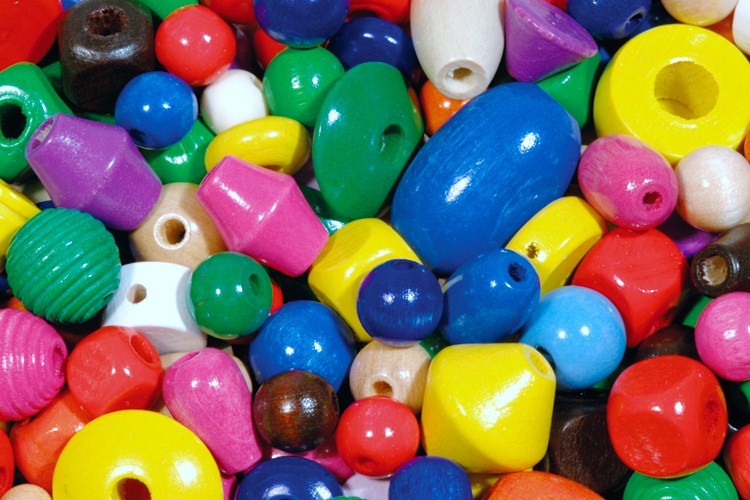 Perles en bois couleurs et formes assorties (1 à 2,5 cm) - Set de 500 perles