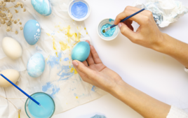Décorer les oeufs à la peinture Acrylique - Activités de Pâques - 10doigts.fr