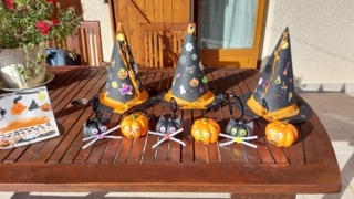 Chapeau sorcière et petit chat et petite citrouille - 10doigts.fr