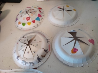 Couronnes en assiette carton. - 10doigts.fr