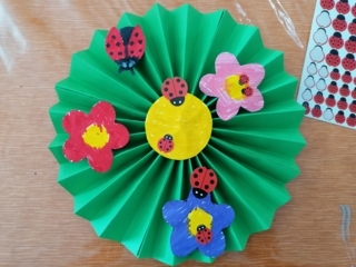 Fleurs et coccinelles - Créations d'enfant - 10doigts.fr