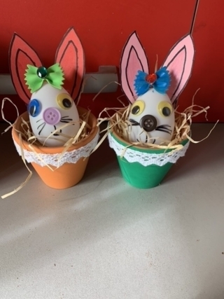 Lapin dans pot en terre cuite - Créations d'enfant - 10doigts.fr