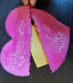 DIY : Un Cœur Porte-bonheur avec une pince à linge pour dire "Je t'aime" à son papa? - Créations d'enfant - 10doigts.fr