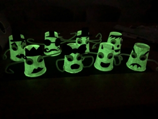 Monstres phosphorescents pour Halloween - Créations d'enfant - 10doigts.fr