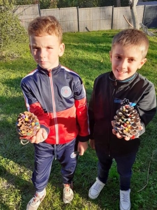 les suspensions en pomme de pin - Créations d'enfant - 10doigts.fr