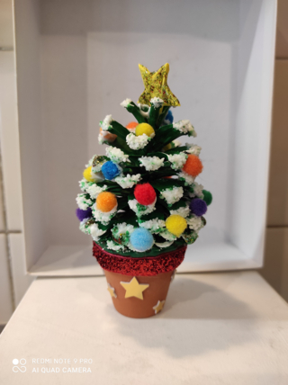 Petit sapin en pomme de pin - Créations d'enfant - 10doigts.fr