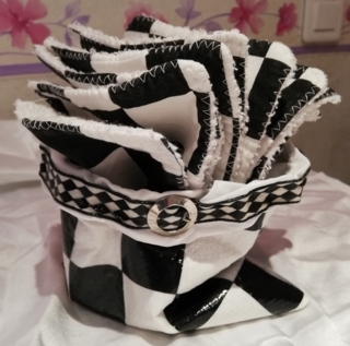Lingettes visage tissu noir et blanc et panier support assorti - Couture, point de croix... - 10doigts.fr