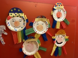 Clown en assiette en carton - Créations d'enfant - 10doigts.fr