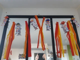 Créations d'Arlequins avec ma fille de 4ans - Gommettes - 10doigts.fr