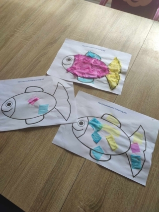 Les petits poissons dans l'eau. - 10doigts.fr