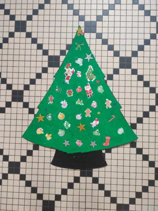 Sapins et boules géantes. - 10doigts.fr