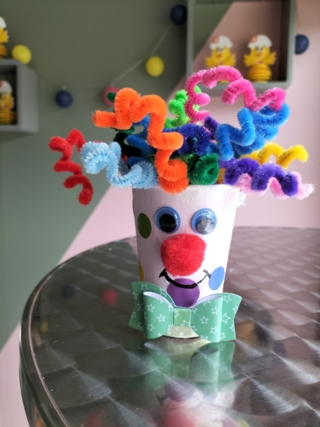 Un clown avec un gobelet en carton - 10doigts.fr