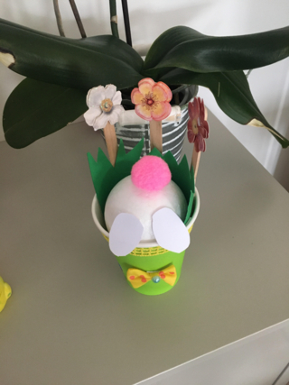 Popotin de lapin dans un pot de fleurs - 10doigts.fr