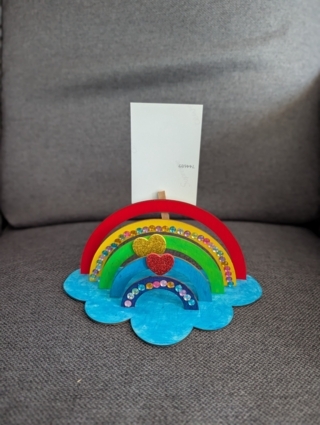 Porte-photo arc-en-ciel en bois - 10doigts.fr