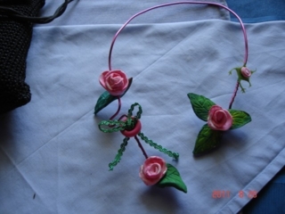 une petite branche de rosier - Perles, bracelets, colliers - 10doigts.fr