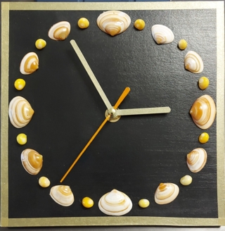 Horloge coquillages - 10doigts.fr
