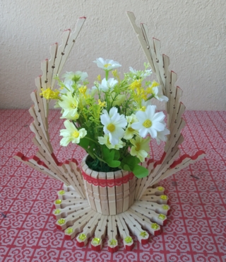 Pot de fleur décoratif en épingles à linge - 10doigts.fr