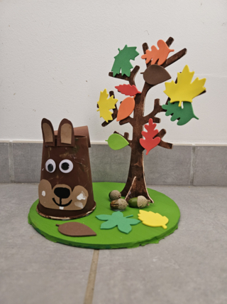 Écureuil sous son arbre - 10doigts.fr