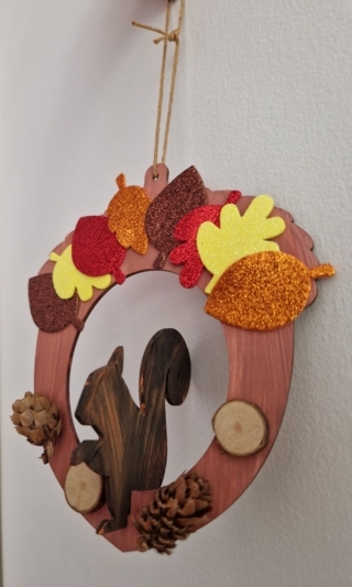 Petit Écureuil sur son Gland - 10doigts.fr