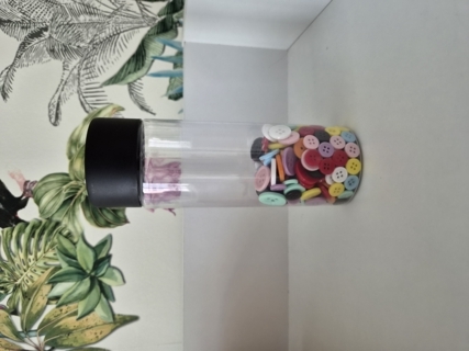 Bouteille sensorielle avec boutons colorés - 10doigts.fr