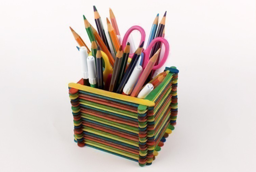 Pot à crayons en bâtonnets - Tutos Bricolages - 10doigts.fr