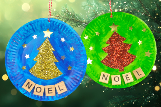 Sapin à paillettes dans une assiette en carton - Activités manuelles bricolages de Noël – 10doigts.fr - 2