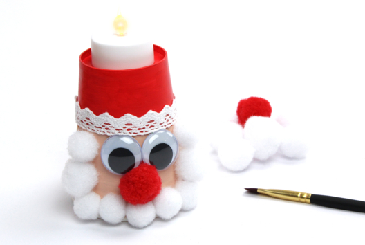 Père Noël lumineux avec un gobelet en carton - Tutos Noël – 10doigts.fr - 2
