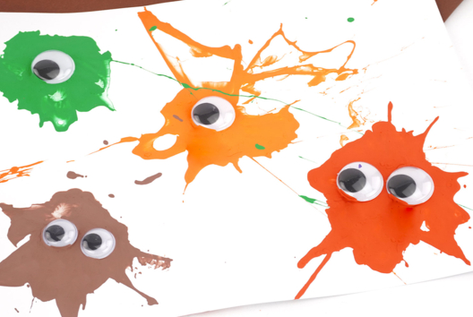 Les petits monstres à écraser (splat painting) - Activités manuelles Halloween – 10doigts.fr - 2