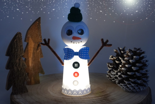 Bonhomme de neige lumineux avec un gobelet - Tutos Noël – 10doigts.fr - 2