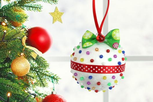 Boule de Noël avec des épingles en plastique - Tutos Noël - 10doigts.fr