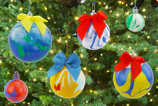 Boules de Noël en marbling - Activités manuelles décorations du sapin de Noël – 10doigts.fr - 2