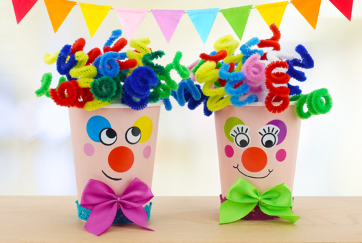Fabriquer un clown avec un gobelet et des chenilles - Tutos Carnaval - 10doigts.fr