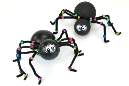 Araignée avec des boules de polystyrène - Tutos Halloween – 10doigts.fr - 2