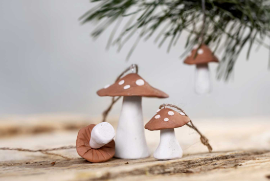 Suspensions champignons en pâtes à modeler - Activités manuelles modelage - 10doigts.fr