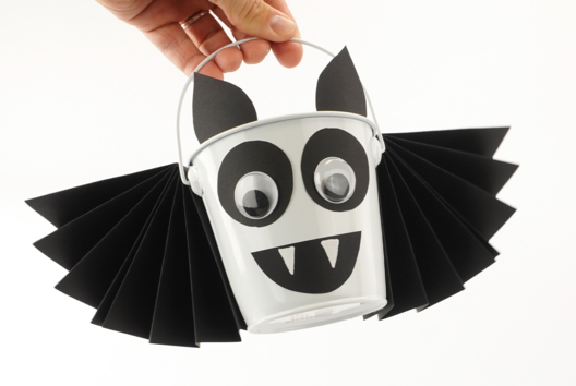 chauve souris seau à bonbons DIY halloween - Activités manuelles Halloween - 10doigts.fr - 2