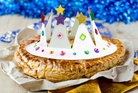 Fabriquer une couronne avec une assiette en carton - Tutos Épiphanie - 10doigts.fr