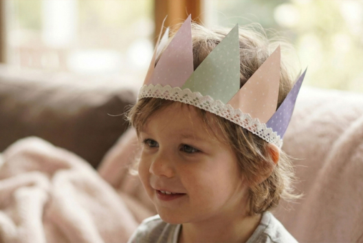 couronne en papier - Activités manuelles Épiphanie - 10doigts.fr - 2