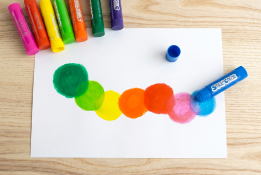 dessiner chenilles gouache peinture enfants - Activités manuelles animaux : nos idées créatives pour les enfants - 10doigts.fr - 2