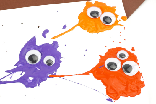 Les petits monstres à écraser (splat painting) - Activités manuelles Halloween - 10doigts.fr