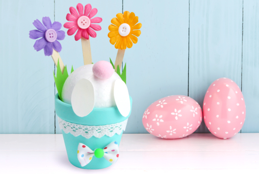 Popotin de lapin dans un pot de fleurs - Tutos Pâques - 10doigts.fr