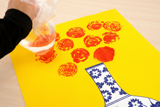 peinture pochette en plastique rose - Activités manuelles Fête des Grands-Mères - 10doigts.fr