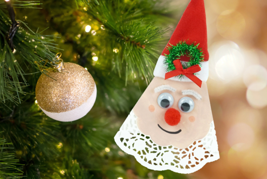 Père Noël avec un napperon en dentelle de papier - Tutos Noël - 10doigts.fr