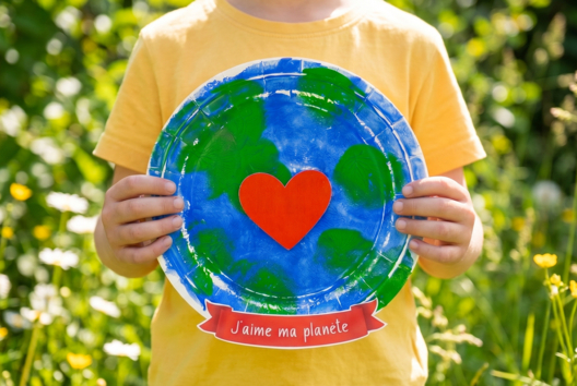 planète terre assiette en carton DIY - Activités manuelles sur le thème de la nature pour les enfants - 10doigts.fr