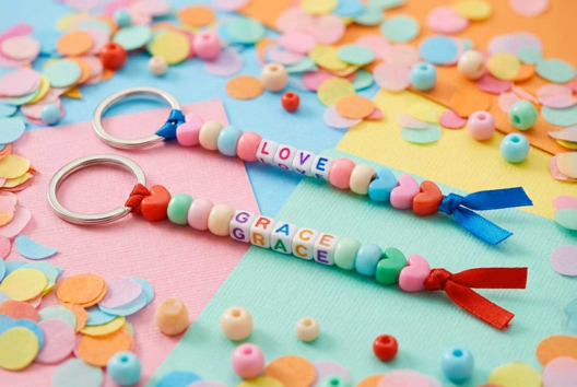 Clown à paillettes - Activités manuelles pour fabriquer vos porte-clés - 10doigts.fr