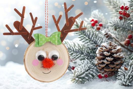 Renne de Noël avec un rondin et des bâtonnets en bois - Activités manuelles décorations du sapin de Noël – 10doigts.fr - 2