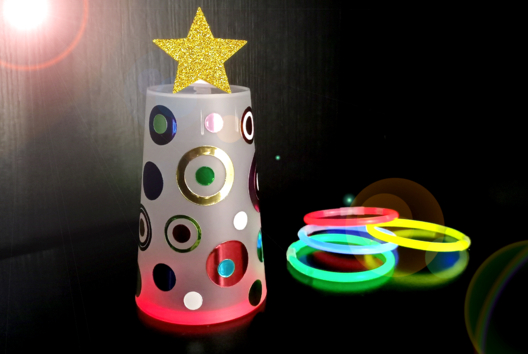 Sapin lumineux avec un gobelet en plastique - Lumières : photophores, bougies, lampions – 10doigts.fr - 2