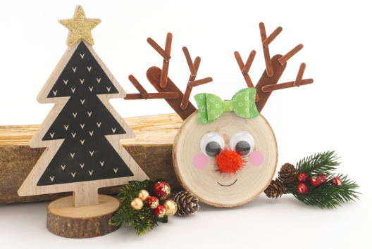 Renne de Noël avec un rondin et des bâtonnets en bois - Activités manuelles décorations du sapin de Noël - 10doigts.fr