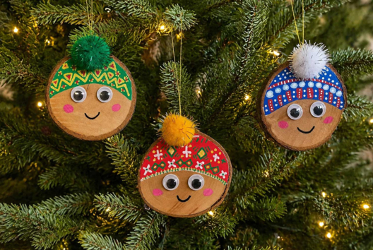 Suspensions de Noël en rondins de bois - Activités manuelles décorations du sapin de Noël - 10doigts.fr - 2