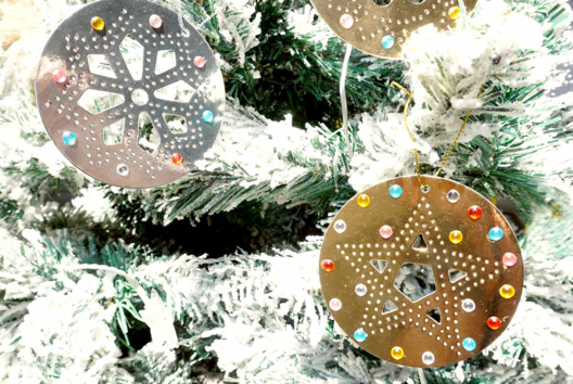 Boules de Noël brillantes à poinçonner - Tutos Objets décorés – 10doigts.fr - 2
