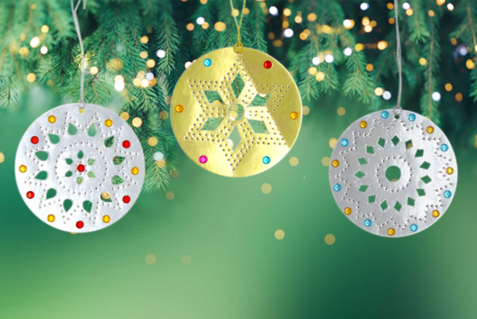 Boules de Noël brillantes à poinçonner - Tutos Objets décorés - 10doigts.fr